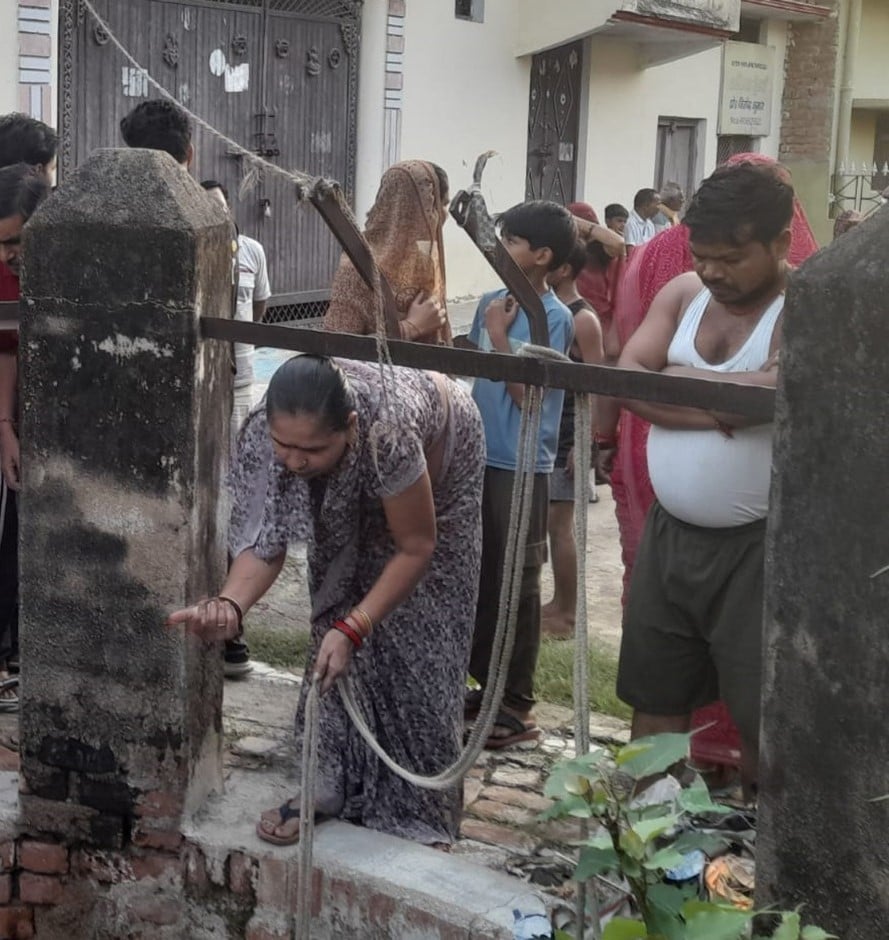 फोटो 02 एचएएमपी 08 राठ में महिला को कुंए से बाहर निकालते मुबीन अहमद। संवाद फोटो 02 एचएएमपी 08 राठ में महिला को कुंए से बाहर निकालते मुबीन अहमद। संवाद
