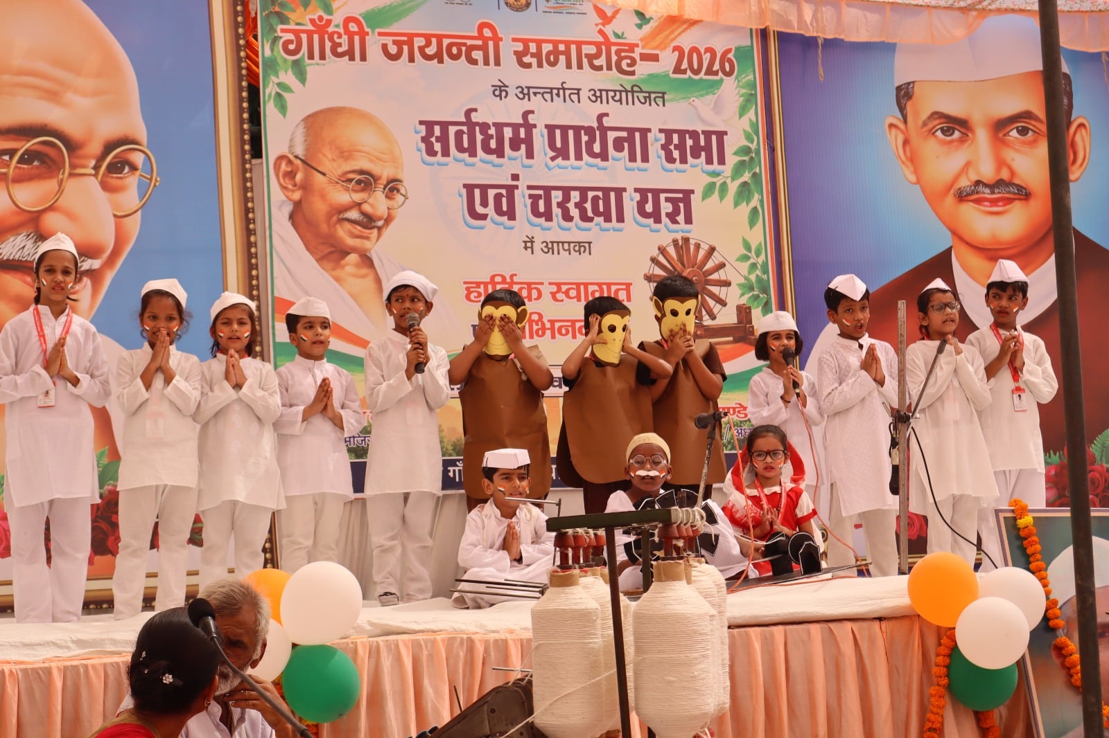 फोटो 11: जिला पंचायत में महात्मा गांधी और लाल बहादुर शास्त्री के चित्र पर पुष्पांजलि अर्पित करत फोटो 11: जिला पंचायत में महात्मा गांधी और लाल बहादुर शास्त्री के चित्र पर पुष्पांजलि अर्पित करत