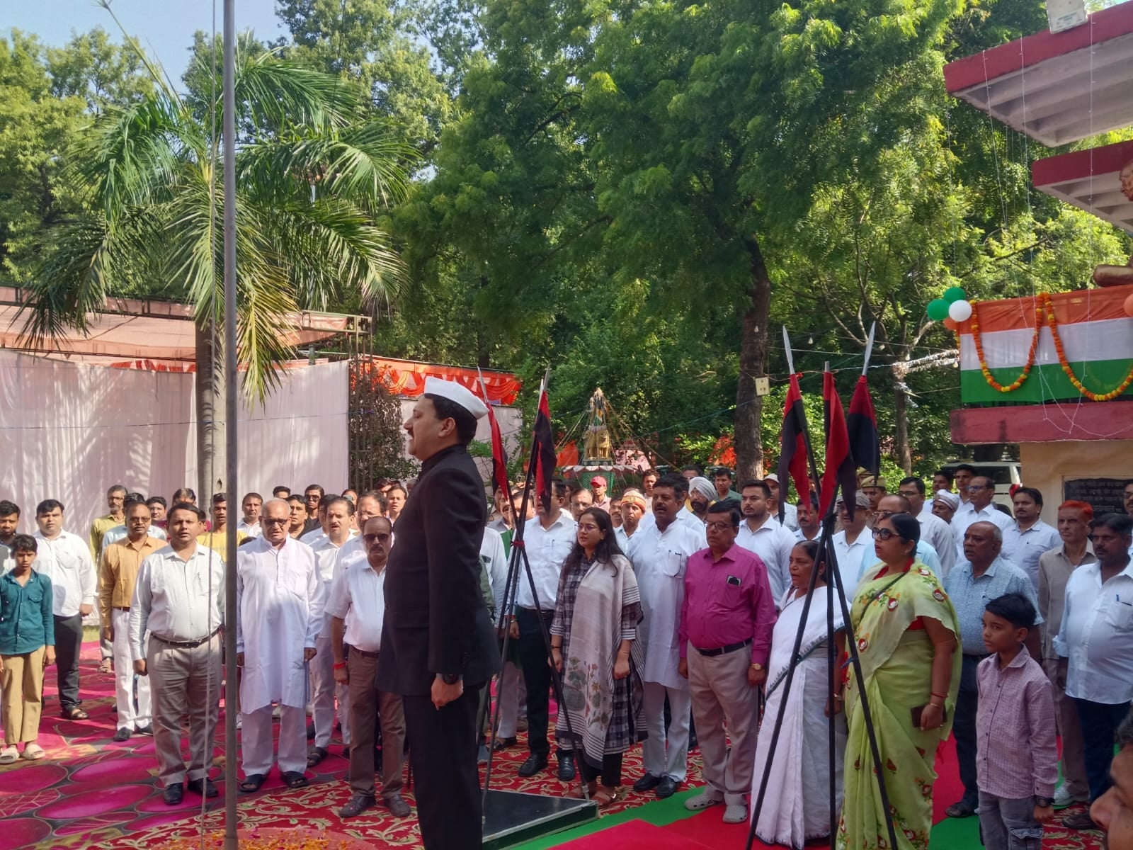 फोटो 11: जिला पंचायत में महात्मा गांधी और लाल बहादुर शास्त्री के चित्र पर पुष्पांजलि अर्पित करत फोटो 11: जिला पंचायत में महात्मा गांधी और लाल बहादुर शास्त्री के चित्र पर पुष्पांजलि अर्पित करत