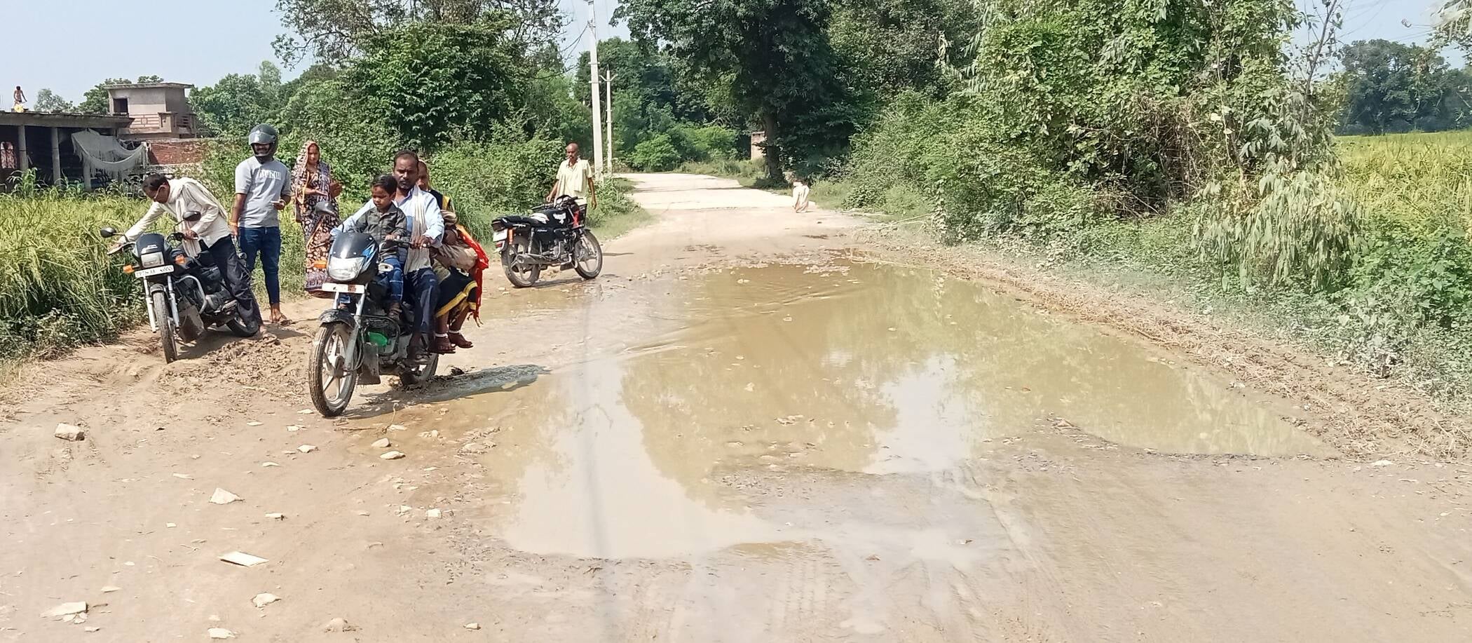 फोटो-16-बिलंदा से हुसैनगंज-हथगाम मार्ग को जोड़ने वाले निर्माणाधीन मार्ग पर गड्ढे में जमा गंदा प फोटो-16-बिलंदा से हुसैनगंज-हथगाम मार्ग को जोड़ने वाले निर्माणाधीन मार्ग पर गड्ढे में जमा गंदा प