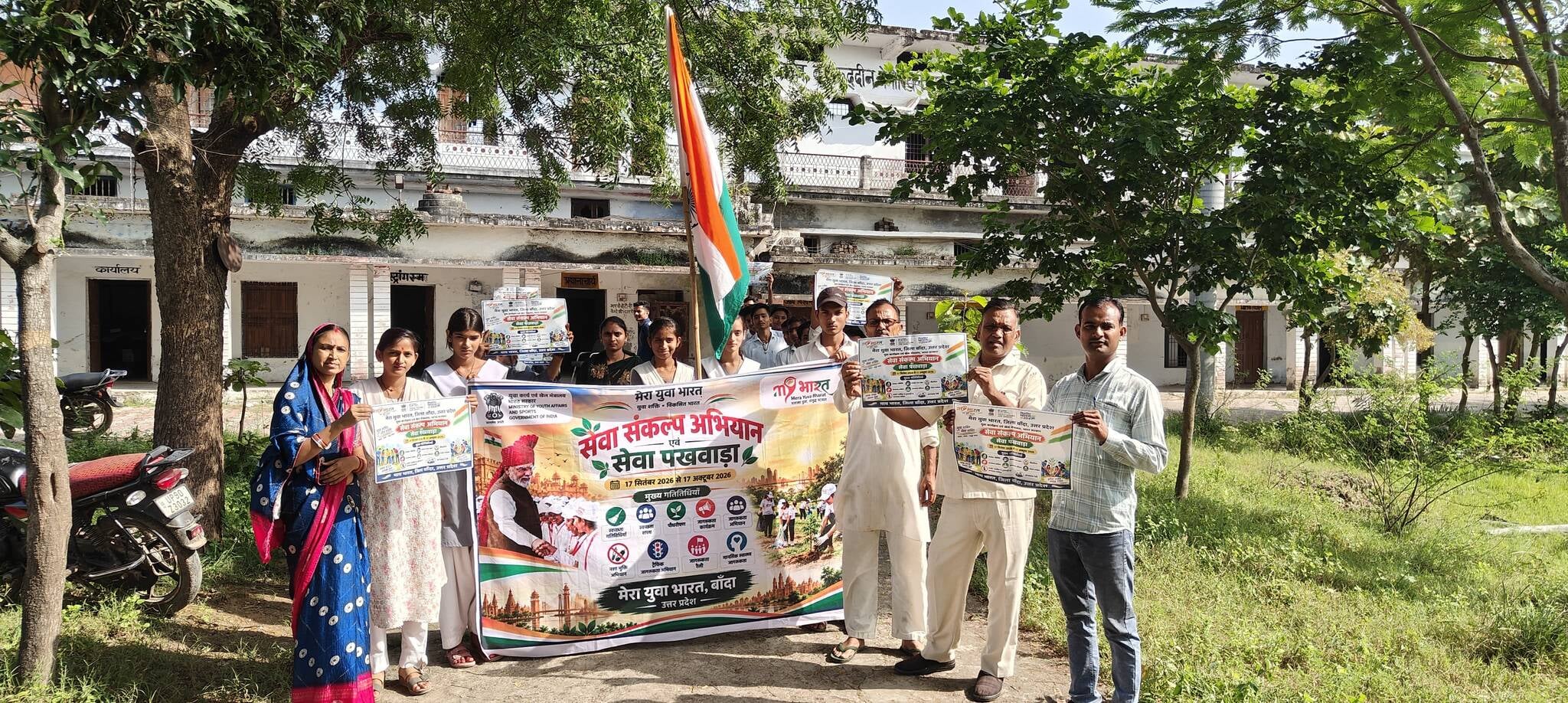 फोटो-18-बबेरू में गांधी प्रतिमा पर माल्यार्पण करते भाजपाई। संवाद