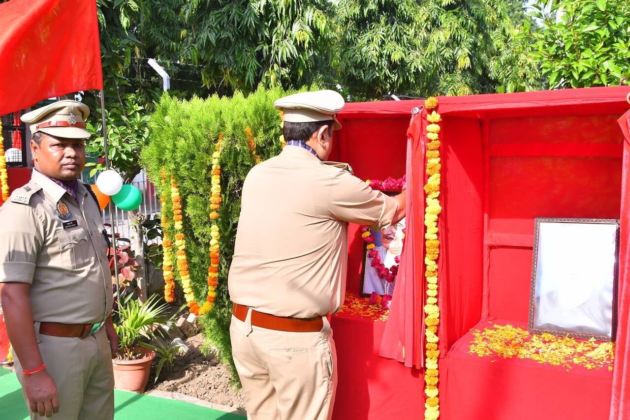 फोटो 20:: कलक्ट्रेट परिसर में गायन करतीं जीजीआईसी की छात्राएं। स्रोत सूचना विभाग फोटो 20:: कलक्ट्रेट परिसर में गायन करतीं जीजीआईसी की छात्राएं। स्रोत सूचना विभाग