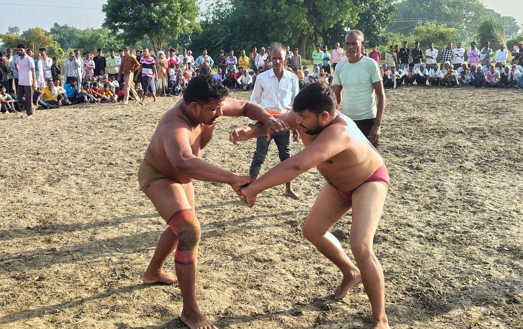 फोटो-30-अभयपुर के दंगल में दांव पेंच आजमाते पहलवान। संवाद