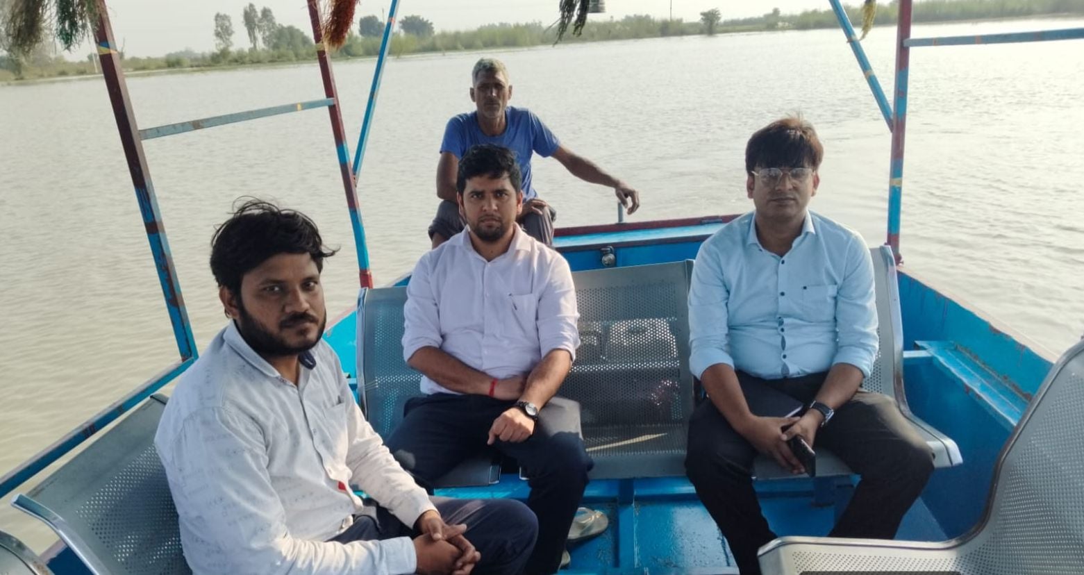 फोटो 34- ग्राम मूंझखेड़ा में बाढ़ के पानी के बीच नाव से प्रसव पीड़िता को अस्पताल ले जाते परिजन। फोटो 34- ग्राम मूंझखेड़ा में बाढ़ के पानी के बीच नाव से प्रसव पीड़िता को अस्पताल ले जाते परिजन।
