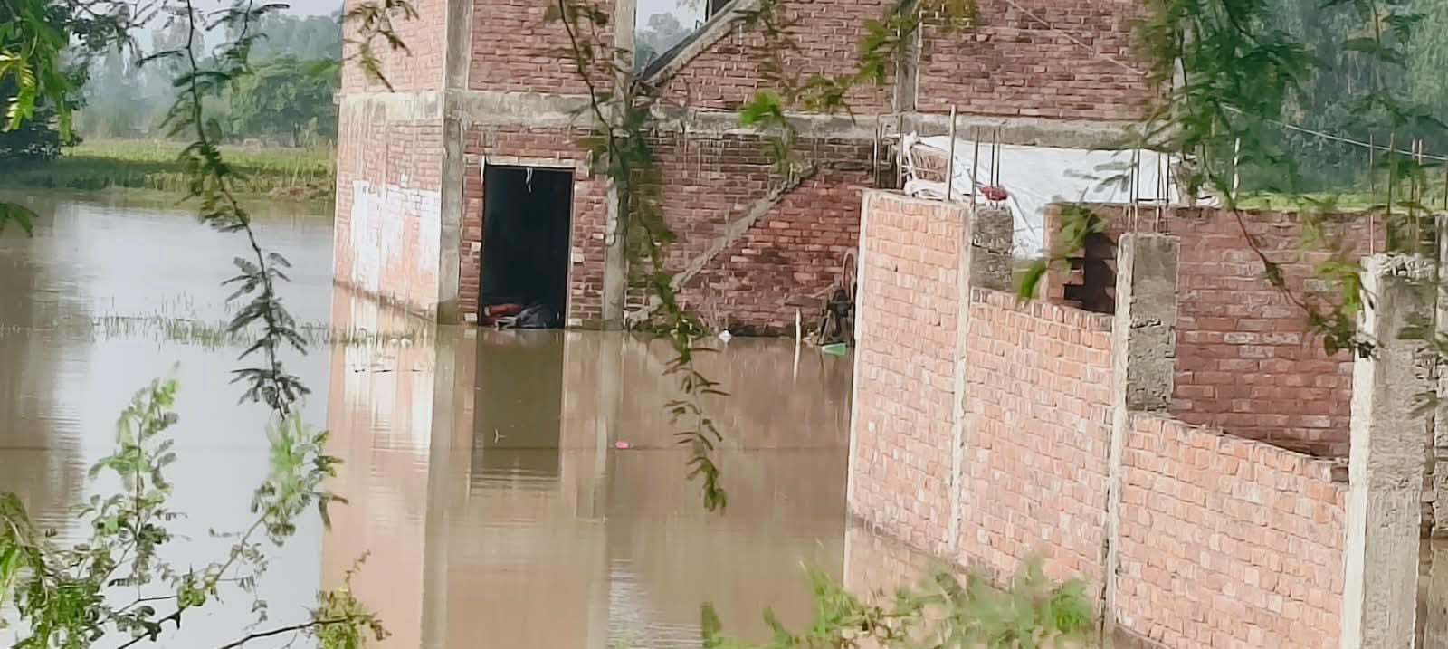 फोटो 35: भरावन क्षेत्र के तुलसीपुर में सड़क किनारे झोपड़ी डाले ग्रामीण। संवाद फोटो 35: भरावन क्षेत्र के तुलसीपुर में सड़क किनारे झोपड़ी डाले ग्रामीण। संवाद