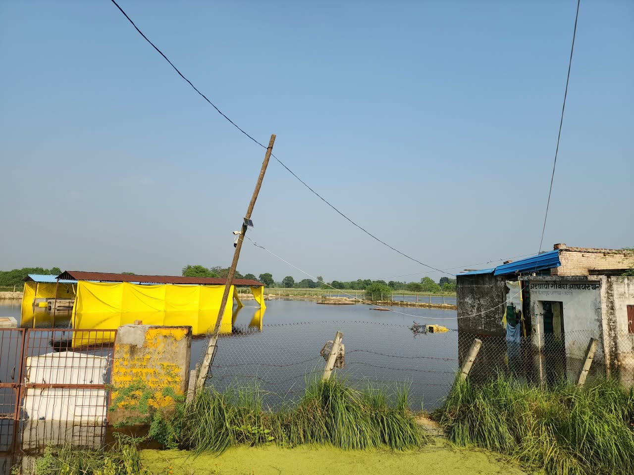 फोटो 35: भरावन क्षेत्र के तुलसीपुर में सड़क किनारे झोपड़ी डाले ग्रामीण। संवाद फोटो 35: भरावन क्षेत्र के तुलसीपुर में सड़क किनारे झोपड़ी डाले ग्रामीण। संवाद
