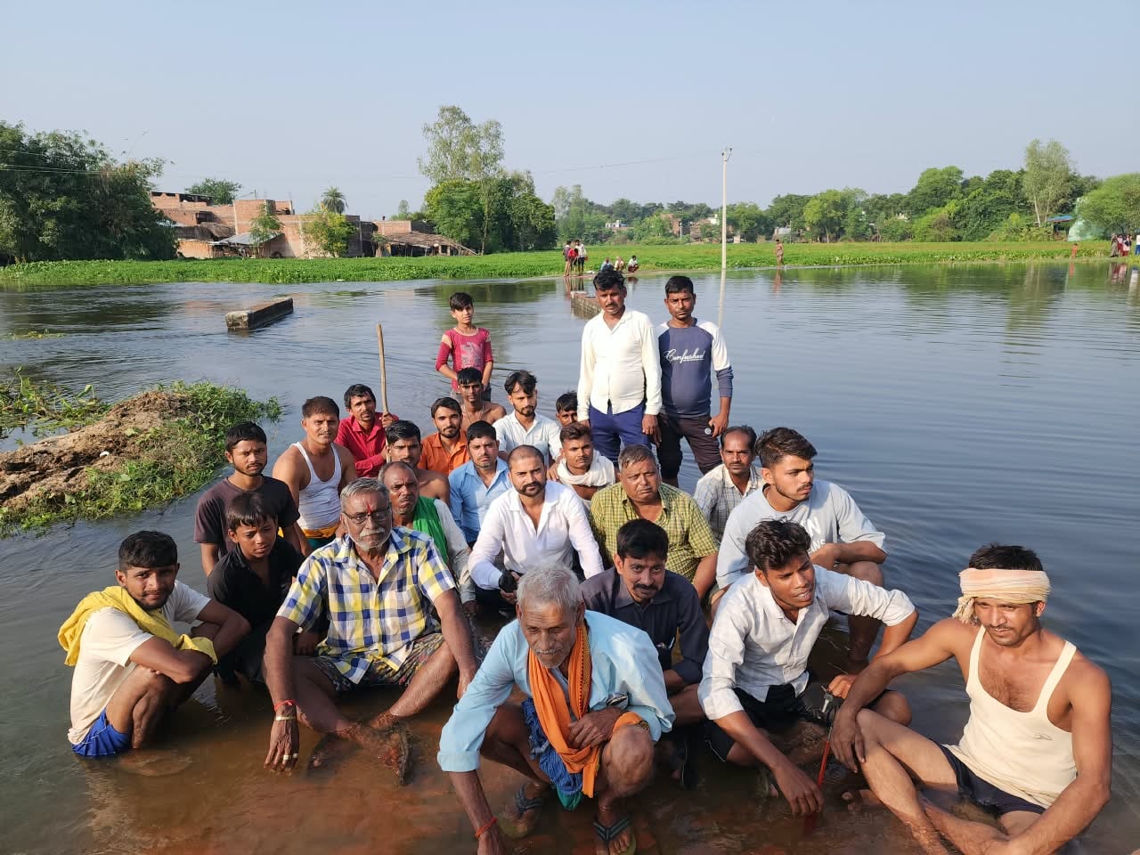 फोटो 35: भरावन क्षेत्र के तुलसीपुर में सड़क किनारे झोपड़ी डाले ग्रामीण। संवाद फोटो 35: भरावन क्षेत्र के तुलसीपुर में सड़क किनारे झोपड़ी डाले ग्रामीण। संवाद