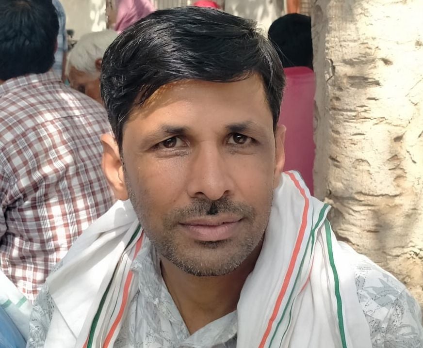 फोटो संख्या:54- सरकारी खाद केंद्र के बाहर डीएपी खाद को लेकर लगी किसानों लाइन--संवाद फोटो संख्या:54- सरकारी खाद केंद्र के बाहर डीएपी खाद को लेकर लगी किसानों लाइन--संवाद