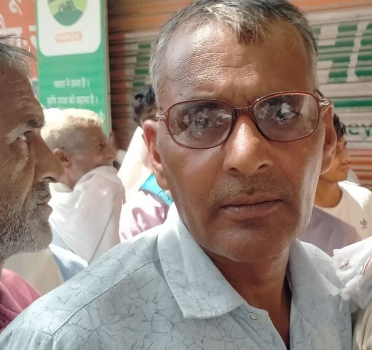 फोटो संख्या:54- सरकारी खाद केंद्र के बाहर डीएपी खाद को लेकर लगी किसानों लाइन--संवाद फोटो संख्या:54- सरकारी खाद केंद्र के बाहर डीएपी खाद को लेकर लगी किसानों लाइन--संवाद