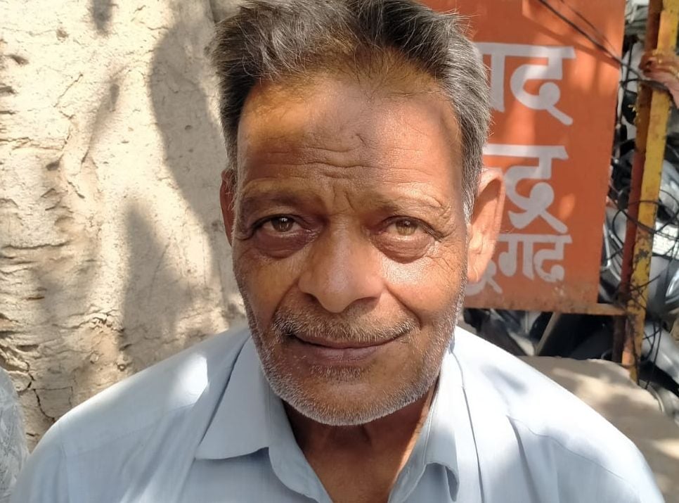 फोटो संख्या:54- सरकारी खाद केंद्र के बाहर डीएपी खाद को लेकर लगी किसानों लाइन--संवाद फोटो संख्या:54- सरकारी खाद केंद्र के बाहर डीएपी खाद को लेकर लगी किसानों लाइन--संवाद