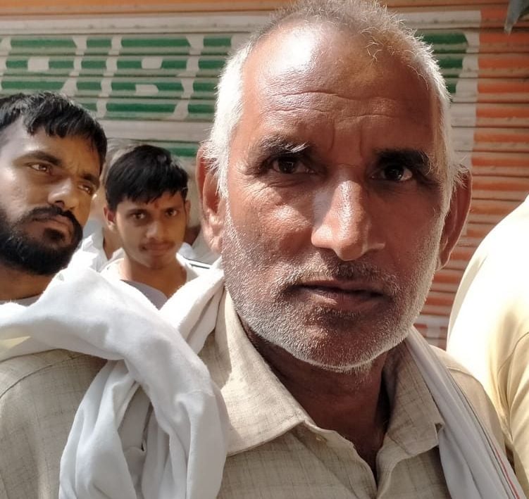 फोटो संख्या:54- सरकारी खाद केंद्र के बाहर डीएपी खाद को लेकर लगी किसानों लाइन--संवाद फोटो संख्या:54- सरकारी खाद केंद्र के बाहर डीएपी खाद को लेकर लगी किसानों लाइन--संवाद