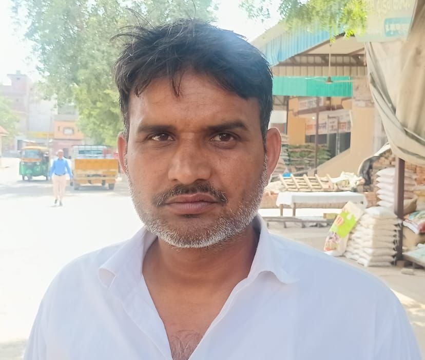 फोटो संख्या:60- अनाज मंडी में  बाजरा खरीद के दौरान हेल्प डेस्क पर फिंगर प्रिंट लगाते किसान--स