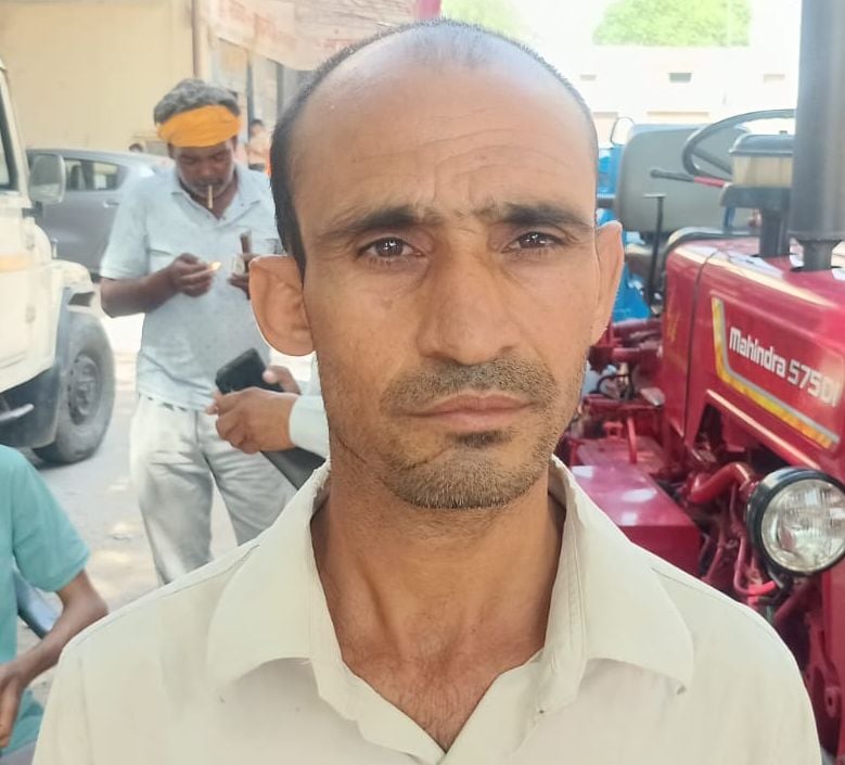 फोटो संख्या:60- अनाज मंडी में  बाजरा खरीद के दौरान हेल्प डेस्क पर फिंगर प्रिंट लगाते किसान--स