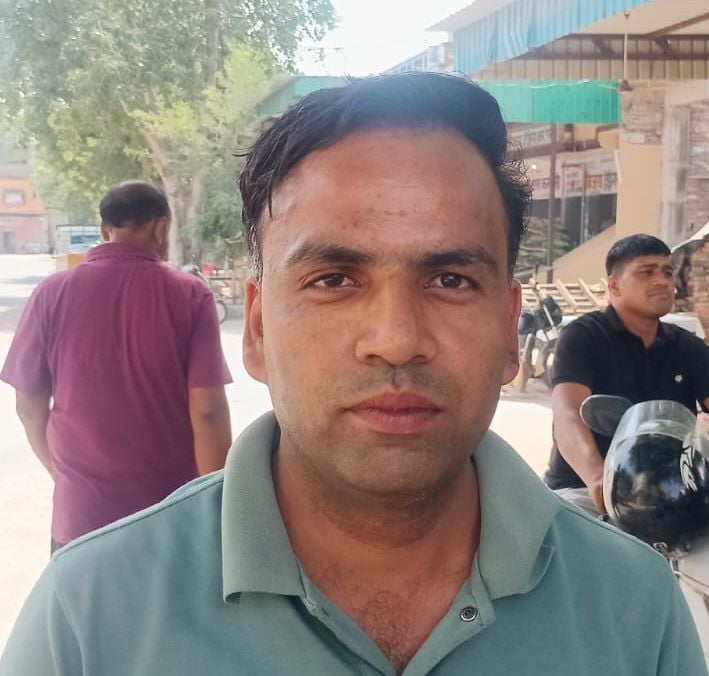 फोटो संख्या:60- अनाज मंडी में  बाजरा खरीद के दौरान हेल्प डेस्क पर फिंगर प्रिंट लगाते किसान--स