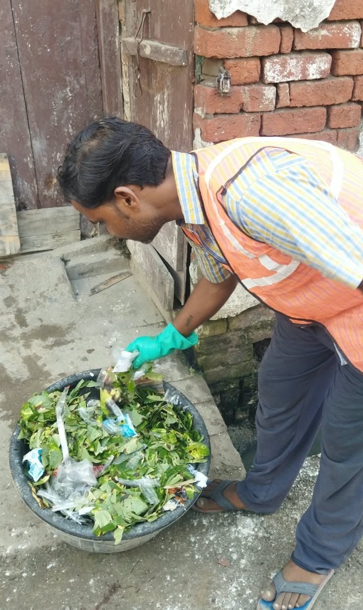 गांधी नगर की मलिन बस्ती में साफ- सफाई में जुटे सफाई कर्मी। गांधी नगर की मलिन बस्ती में साफ- सफाई में जुटे सफाई कर्मी।