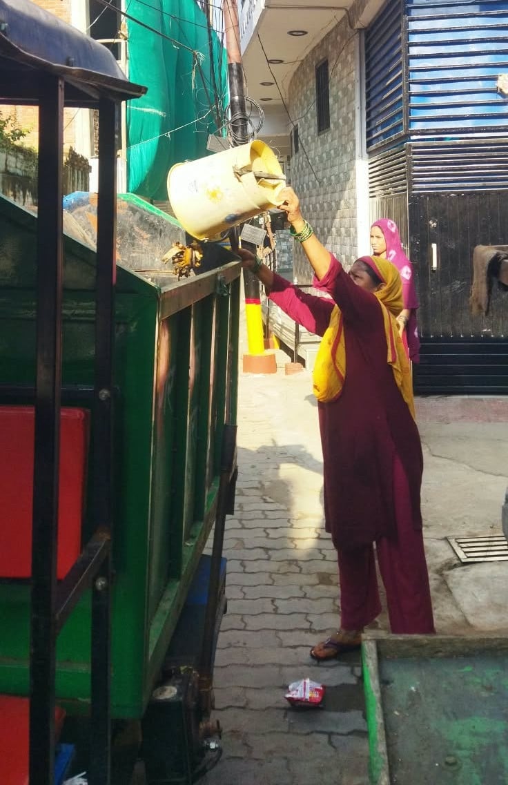 गांधी नगर की मलिन बस्ती में साफ- सफाई में जुटे सफाई कर्मी। गांधी नगर की मलिन बस्ती में साफ- सफाई में जुटे सफाई कर्मी।