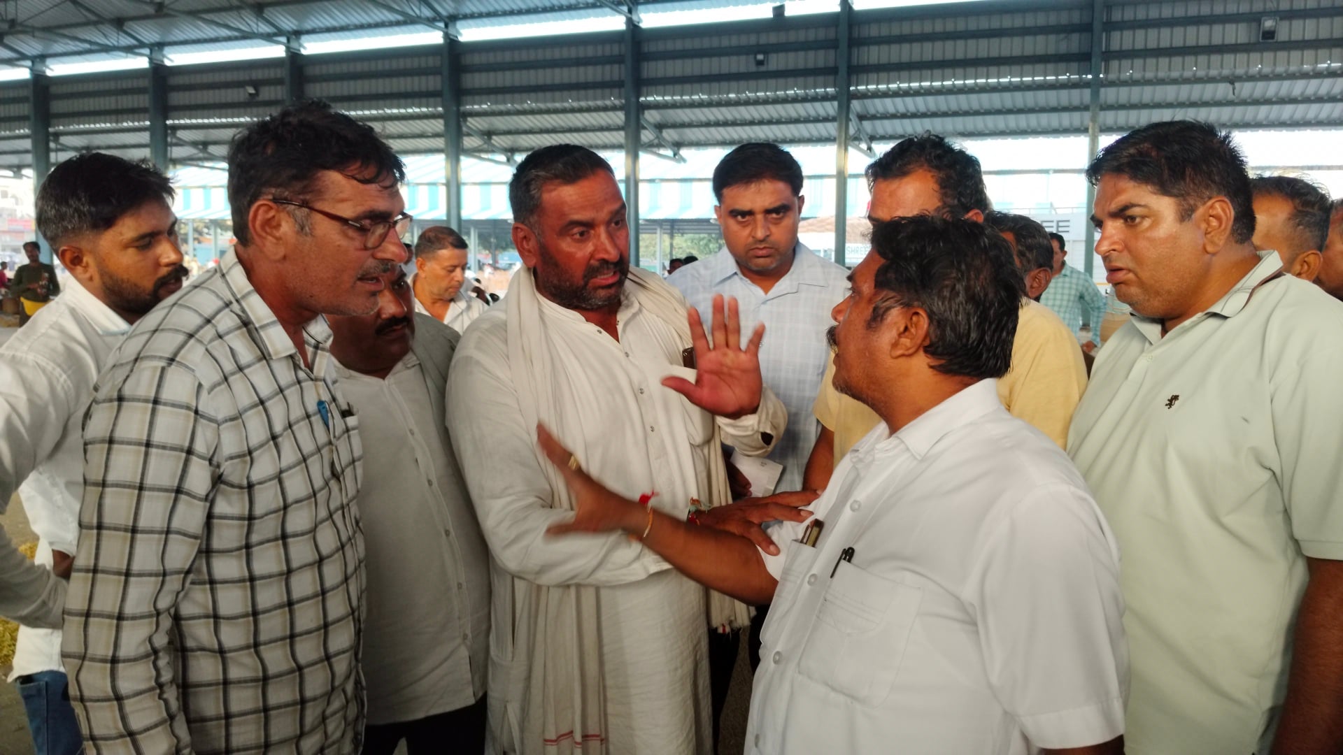 घरौंडा नई अनाज मंडी में धान की खरीद को लेकर किसान व सरकारी एजेंसी में हुई बहस। संवाद