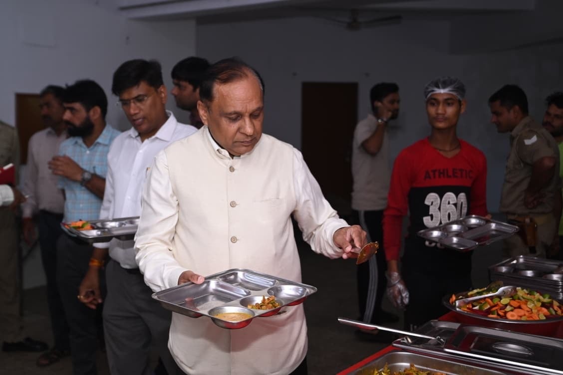 होमी भाभा हॉस्टल में छात्रों के साथ भोजन करते कुलपति प्रो. जेपी सैनी। स्रोत: विश्वविद्यालय होमी भाभा हॉस्टल में छात्रों के साथ भोजन करते कुलपति प्रो. जेपी सैनी। स्रोत: विश्वविद्यालय