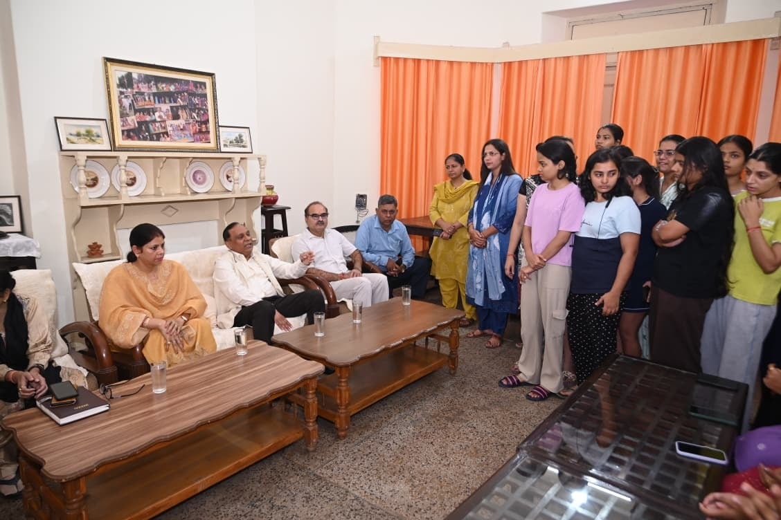 होमी भाभा हॉस्टल में छात्रों के साथ भोजन करते कुलपति प्रो. जेपी सैनी। स्रोत: विश्वविद्यालय होमी भाभा हॉस्टल में छात्रों के साथ भोजन करते कुलपति प्रो. जेपी सैनी। स्रोत: विश्वविद्यालय