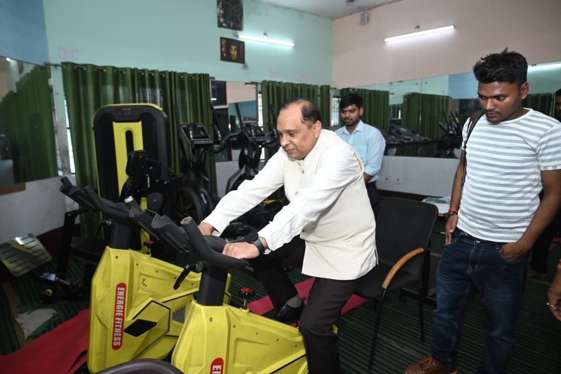 होमी भाभा हॉस्टल में छात्रों के साथ भोजन करते कुलपति प्रो. जेपी सैनी। स्रोत: विश्वविद्यालय होमी भाभा हॉस्टल में छात्रों के साथ भोजन करते कुलपति प्रो. जेपी सैनी। स्रोत: विश्वविद्यालय