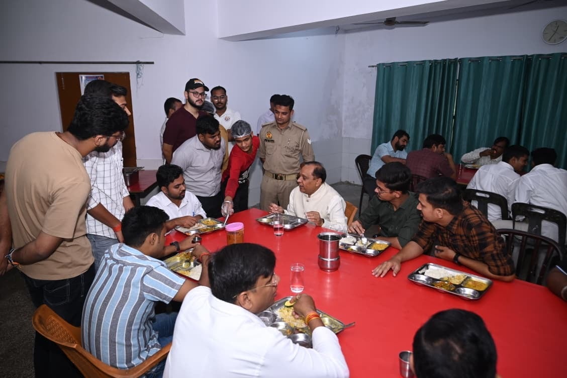 होमी भाभा हॉस्टल में छात्रों के साथ भोजन करते कुलपति प्रो. जेपी सैनी। स्रोत: विश्वविद्यालय होमी भाभा हॉस्टल में छात्रों के साथ भोजन करते कुलपति प्रो. जेपी सैनी। स्रोत: विश्वविद्यालय