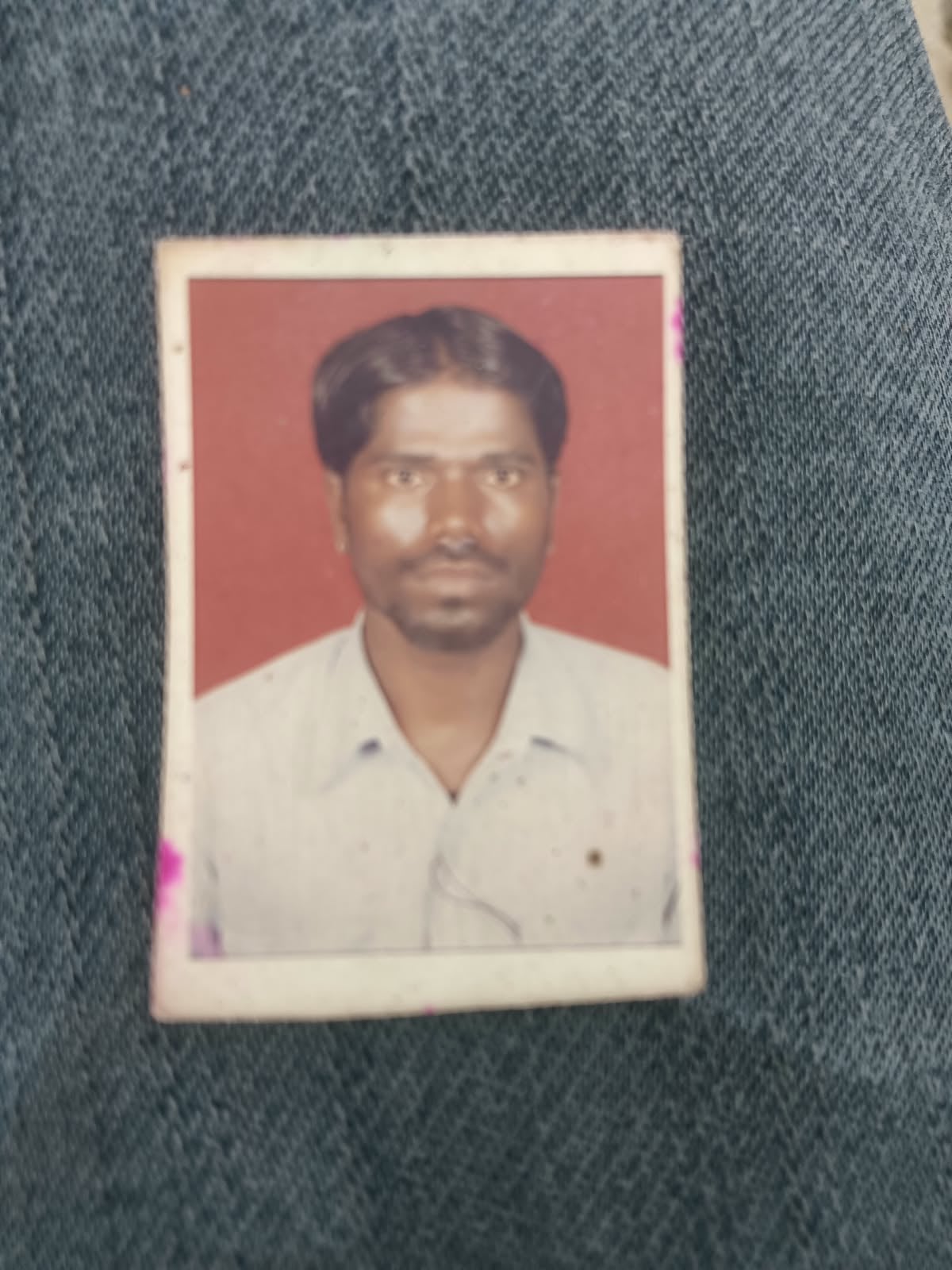 जहांगीराबाद के बेरिया गांव में अशोक के घर के बाहर लगी भीड़। जहांगीराबाद के बेरिया गांव में अशोक के घर के बाहर लगी भीड़।