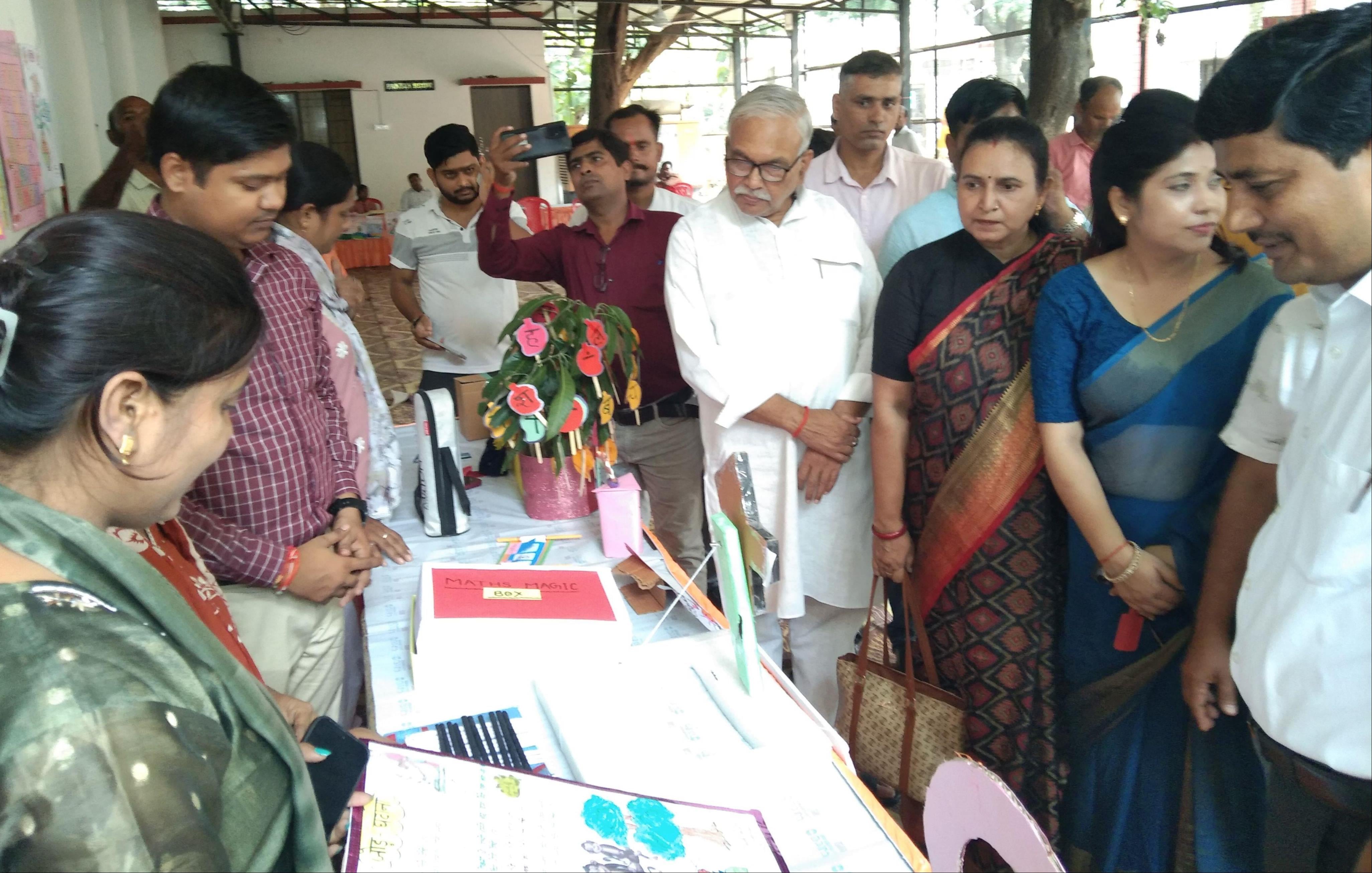 जिला पंचायत सभागार में आयोजित कार्यक्रम में टीएलएम देखते भाजपा जिलाध्यक्ष, सीडीओ व अन्य। कार्यक जिला पंचायत सभागार में आयोजित कार्यक्रम में टीएलएम देखते भाजपा जिलाध्यक्ष, सीडीओ व अन्य। कार्यक
