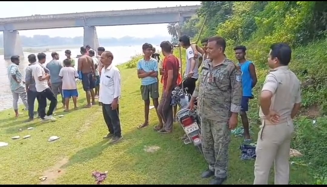 जानकारी मिलने पर घटना स्थल पर पहुंची पुलिस और ग्रामीण जानकारी मिलने पर घटना स्थल पर पहुंची पुलिस और ग्रामीण
