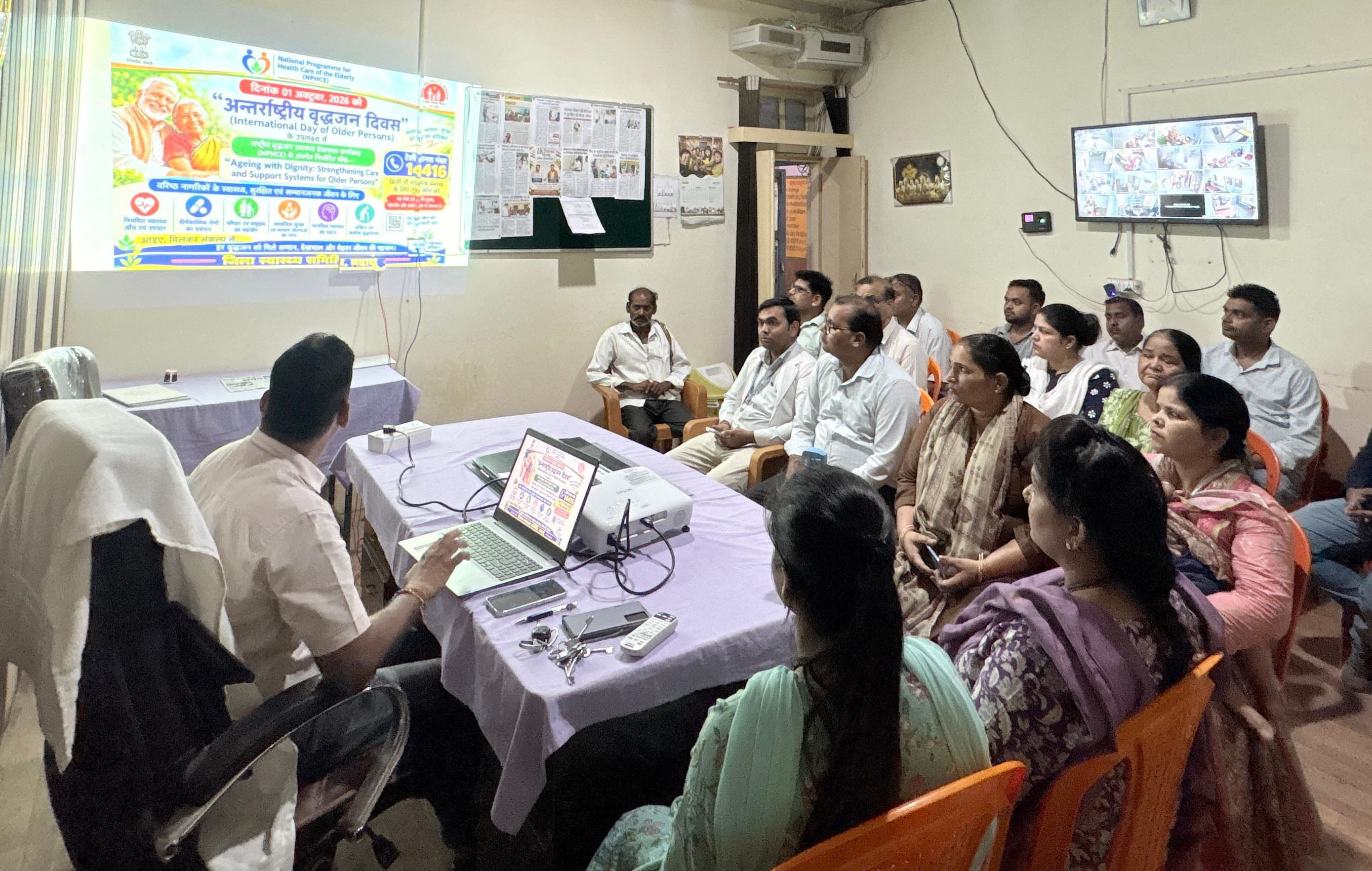 कछला में वृद्धा आश्रम पर कपड़ों का वितरण किया।संवाद कछला में वृद्धा आश्रम पर कपड़ों का वितरण किया।संवाद