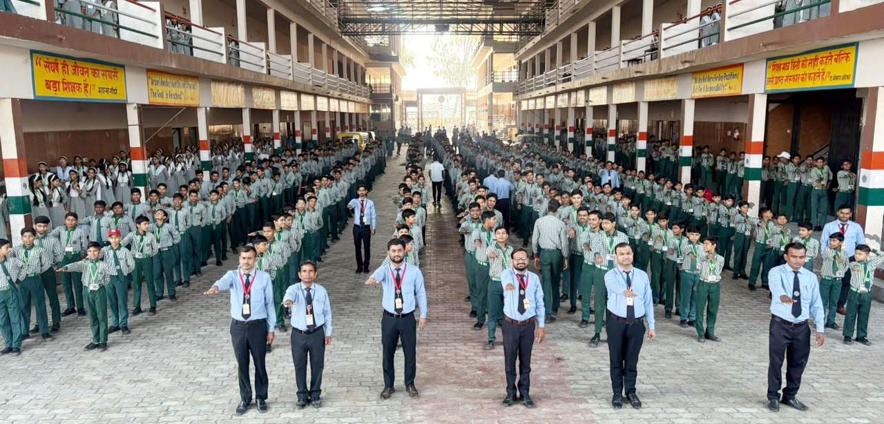 कछला में वृद्धा आश्रम पर कपड़ों का वितरण किया।संवाद कछला में वृद्धा आश्रम पर कपड़ों का वितरण किया।संवाद