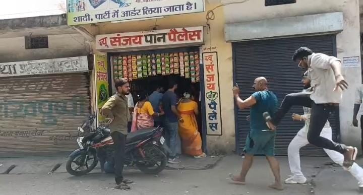 कमेंट को लेकर किन्नरों और पिता पुत्र के बीच जमकर मारपीट कमेंट को लेकर किन्नरों और पिता पुत्र के बीच जमकर मारपीट