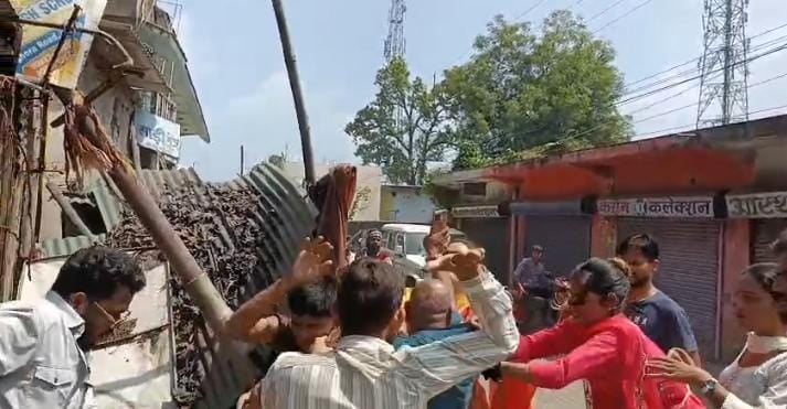 कमेंट को लेकर किन्नरों और पिता पुत्र के बीच जमकर मारपीट कमेंट को लेकर किन्नरों और पिता पुत्र के बीच जमकर मारपीट