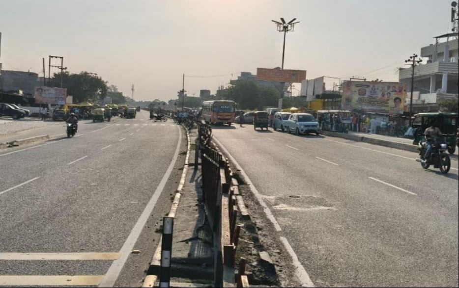 कानपुर-लखनऊ हाईवे पर दही चौकी स्थित पुरवा मोड़ से निकलते वाहन। संवाद