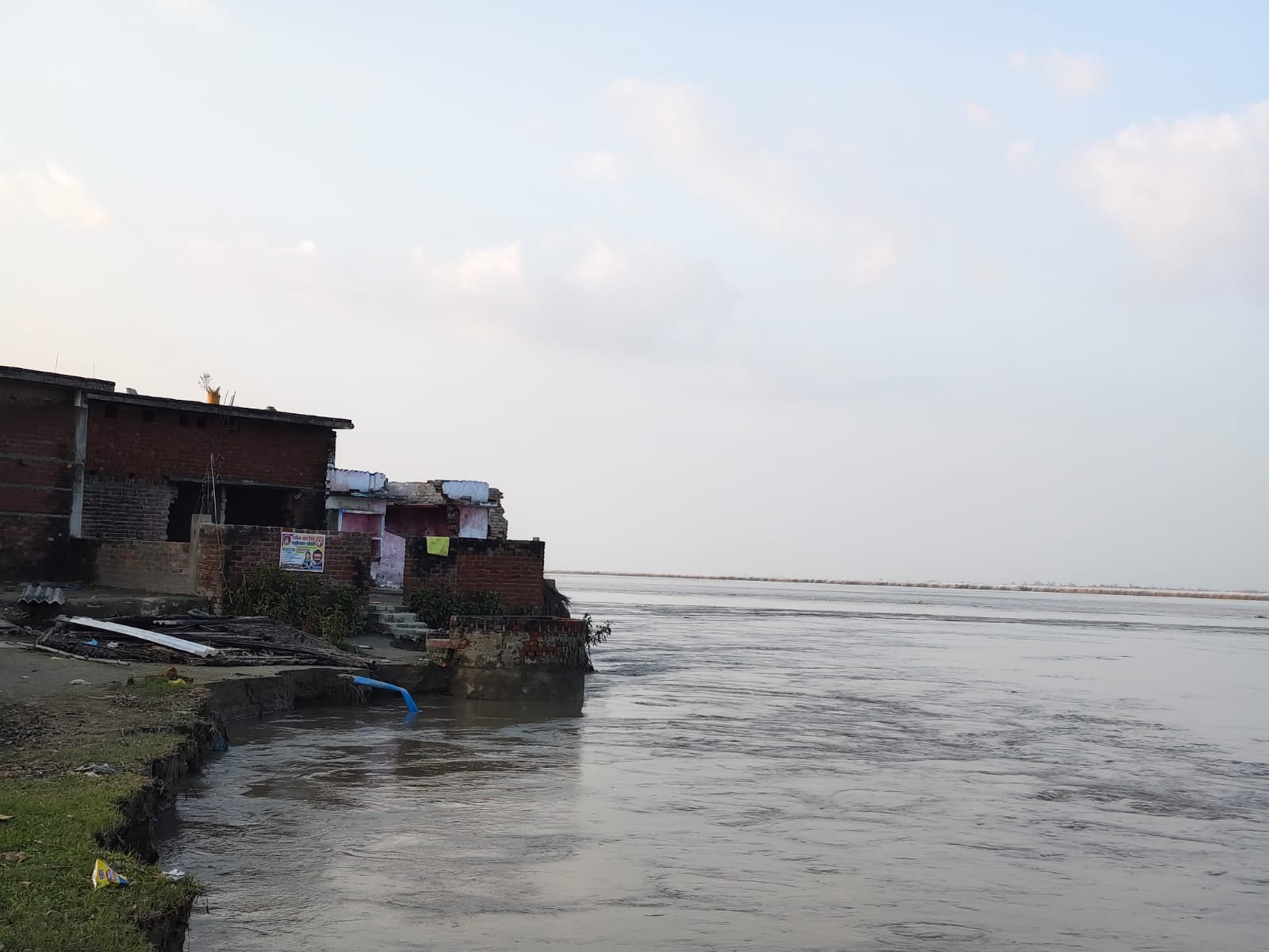 कोटवाधाम क्षेत्र में कोठीडीहा के पास कटान करती सरयू।