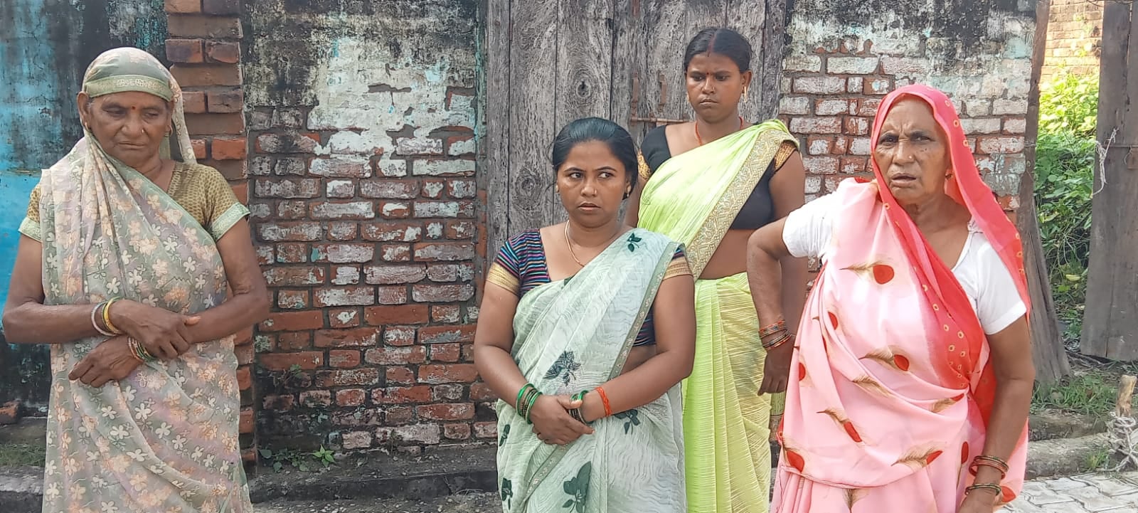 खुदागंज के सूथा गांव में घटना की जानकारी देते शिवकुमार सिंह। संवाद
