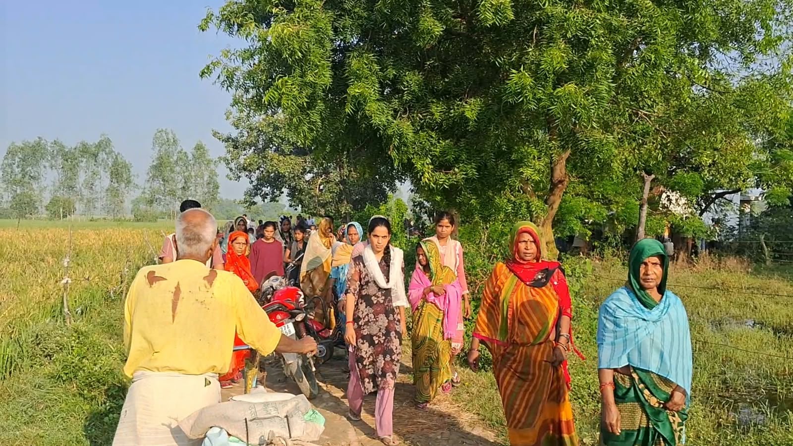खुदागंज के सूथा गांव में घटना की जानकारी देते शिवकुमार सिंह। संवाद