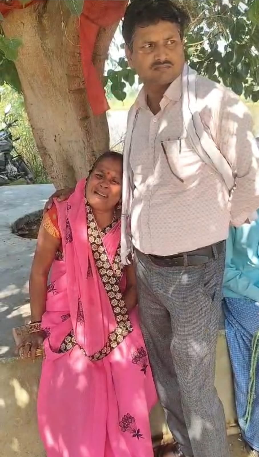 खुदागंज के सूथा गांव में घटना की जानकारी देते शिवकुमार सिंह। संवाद