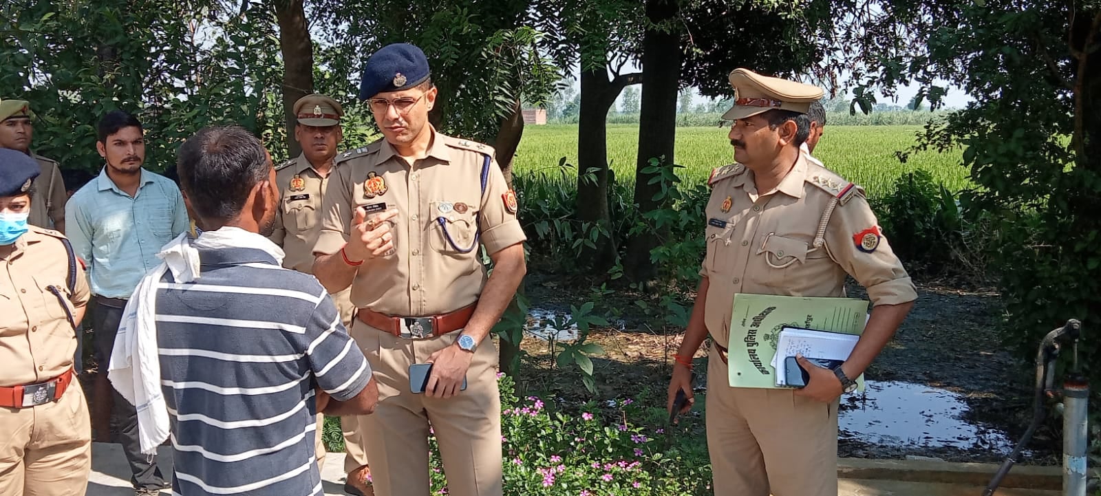 खुदागंज के सूथा गांव में घटना की जानकारी देते शिवकुमार सिंह। संवाद