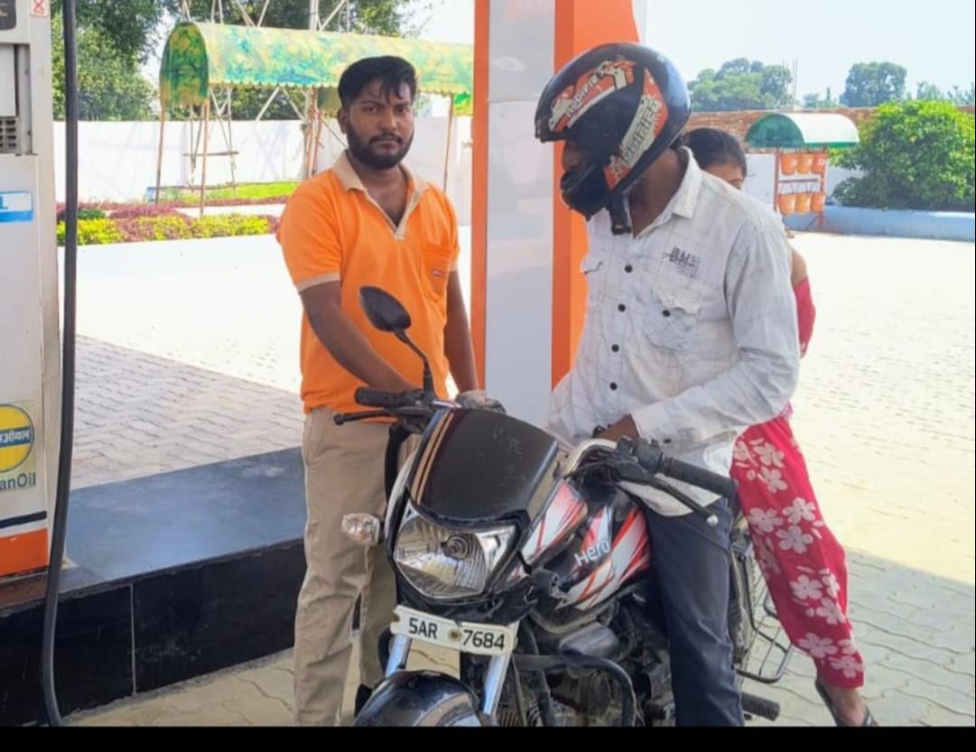 लाइव...शामली के पेट्रोप पंप पर लगी वाहन चालकों की भीड़। संवाद लाइव...शामली के पेट्रोप पंप पर लगी वाहन चालकों की भीड़। संवाद