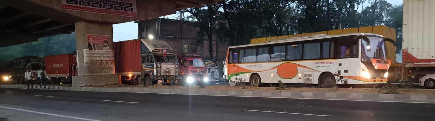 लखनऊ-कानपुर हाईवे पर हादसे से लगा जाम