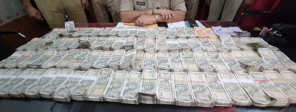 पीडीडीयू जीआरपी की गिरफ्त में रुपयों के साथ पकड़ा गया आरोपी। संवाद