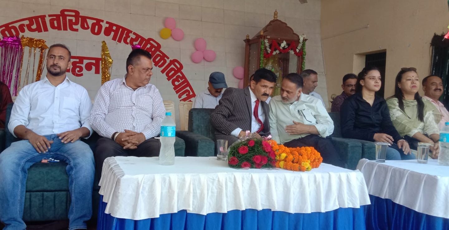 पीएमश्री स्कूल नाहन में जिला स्तरीय खेलकूद प्रतियोगिता के दौरान शतरंज में दमखम दिखाते छात्रा खि पीएमश्री स्कूल नाहन में जिला स्तरीय खेलकूद प्रतियोगिता के दौरान शतरंज में दमखम दिखाते छात्रा खि