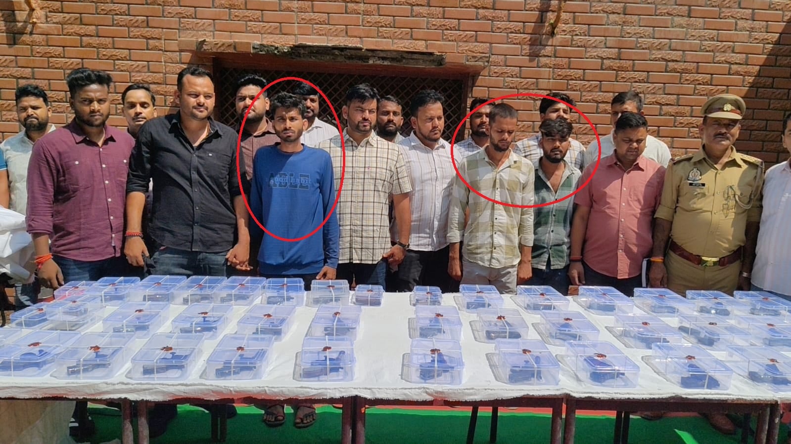 पुलिस द्वारा जब्त किये गये अवैध असलहा। स्रोत- पुलिस विभाग