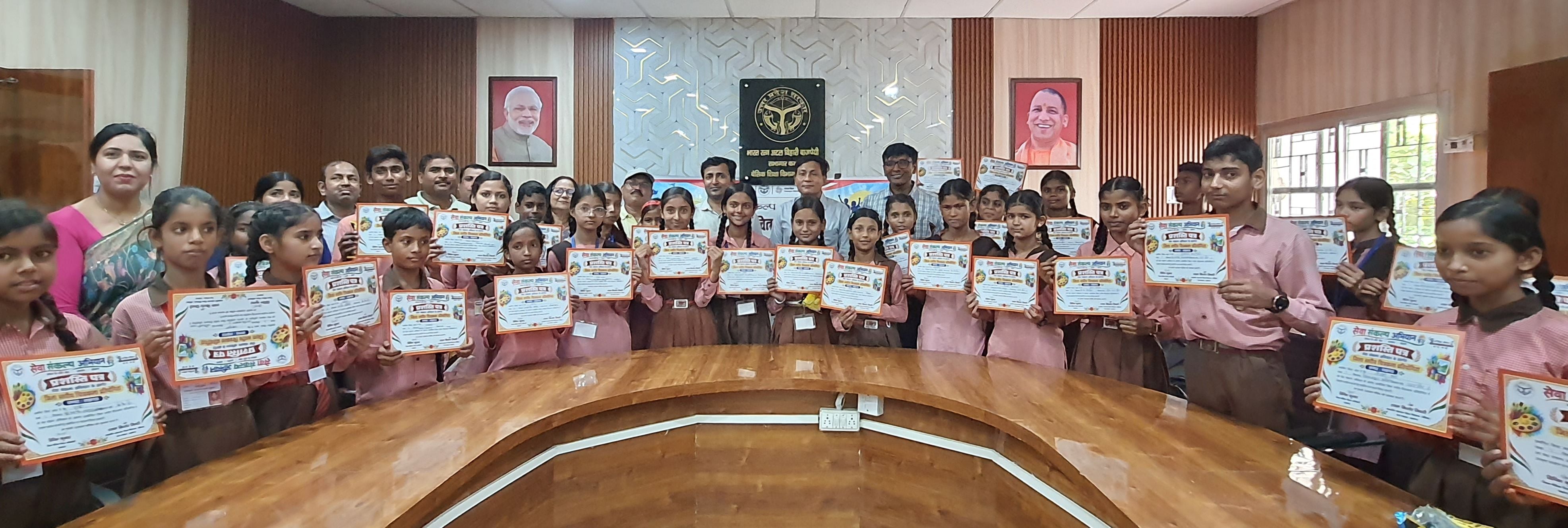 प्रतियोगिता में बच्चों ने कल्पना में भरे रंग