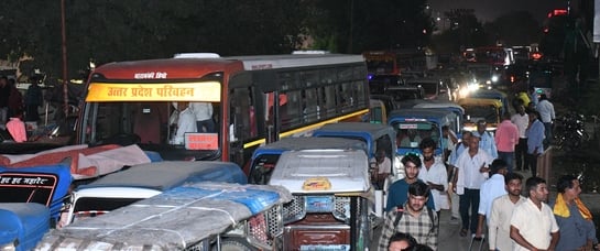 प्रदर्शन करते अधिवक्ता, अयोध्या रोड पर लगा जाम। प्रदर्शन करते अधिवक्ता, अयोध्या रोड पर लगा जाम।
