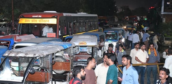प्रदर्शन करते अधिवक्ता, अयोध्या रोड पर लगा जाम। प्रदर्शन करते अधिवक्ता, अयोध्या रोड पर लगा जाम।
