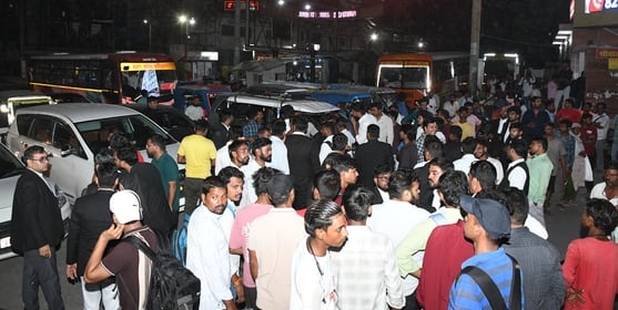 प्रदर्शन करते अधिवक्ता, अयोध्या रोड पर लगा जाम। प्रदर्शन करते अधिवक्ता, अयोध्या रोड पर लगा जाम।