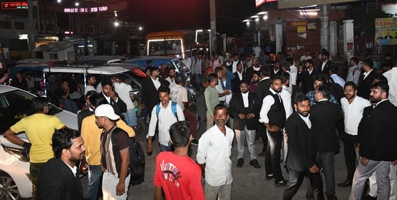 प्रदर्शन करते अधिवक्ता, अयोध्या रोड पर लगा जाम। प्रदर्शन करते अधिवक्ता, अयोध्या रोड पर लगा जाम।