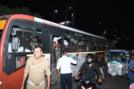 प्रदर्शन करते अधिवक्ता, अयोध्या रोड पर लगा जाम। प्रदर्शन करते अधिवक्ता, अयोध्या रोड पर लगा जाम।