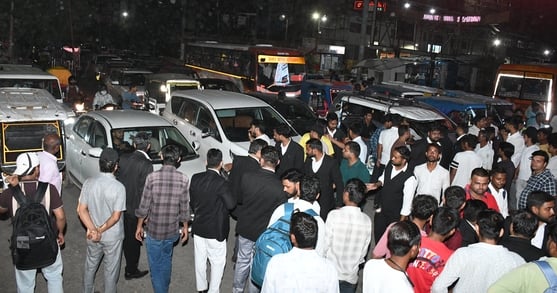 प्रदर्शन करते अधिवक्ता, अयोध्या रोड पर लगा जाम। प्रदर्शन करते अधिवक्ता, अयोध्या रोड पर लगा जाम।